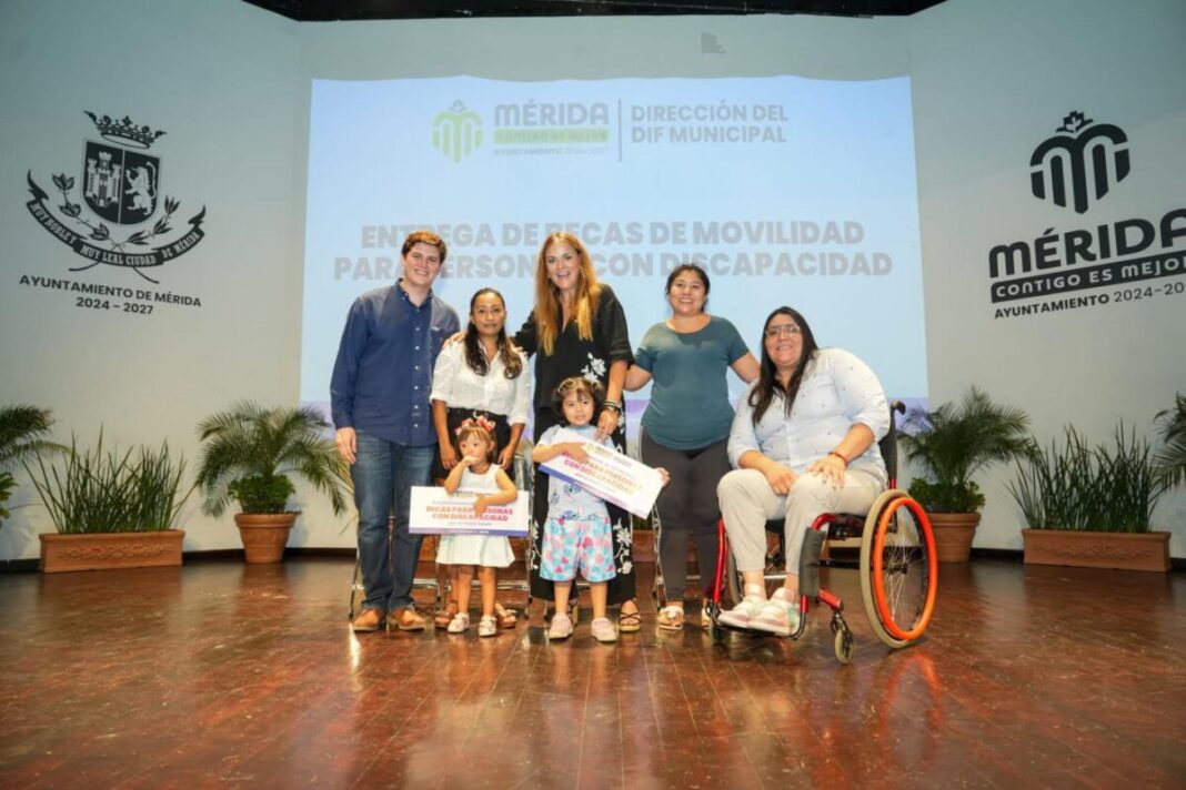 Cecilia Patrón Laviada otorga más apoyos para las niñas, niños y jóvenes de Mérida