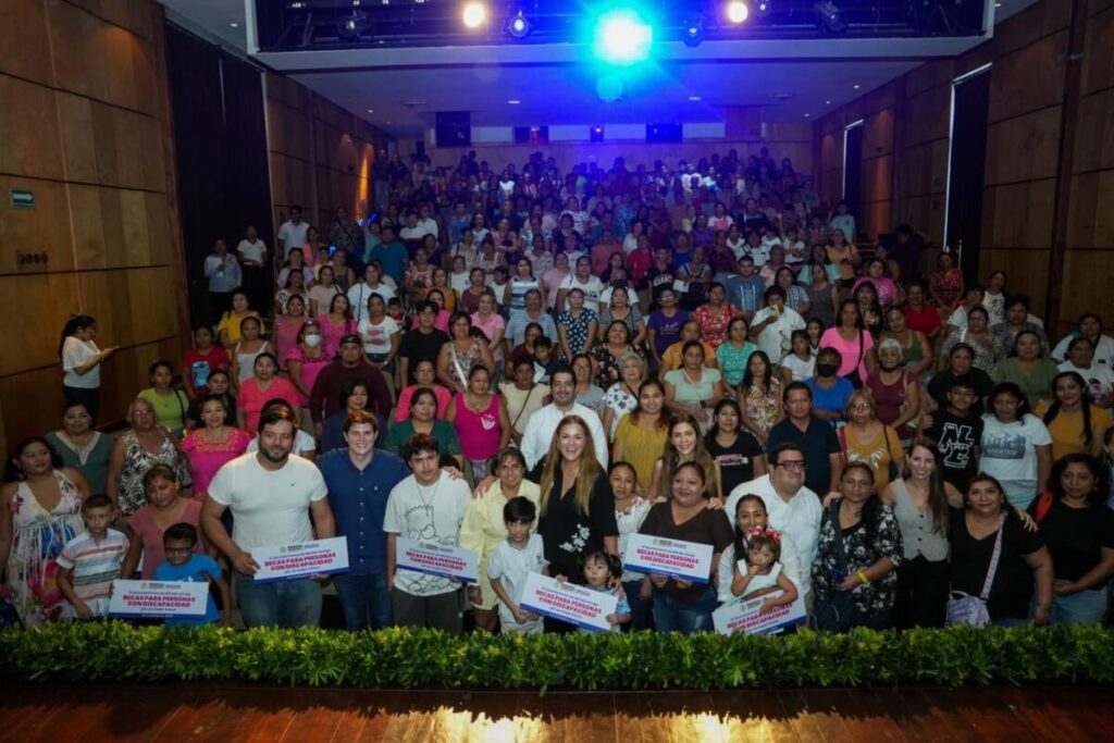 Cecilia Patrón Laviada otorga más apoyos para las niñas, niños y jóvenes de Mérida