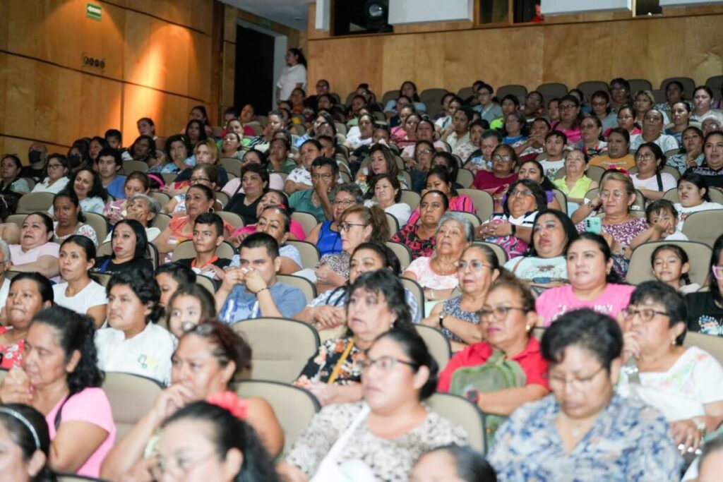 Cecilia Patrón Laviada otorga más apoyos para las niñas, niños y jóvenes de Mérida