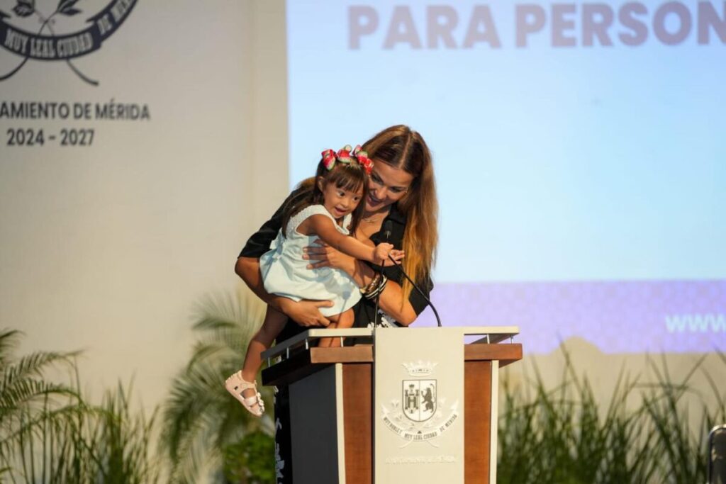 Cecilia Patrón Laviada otorga más apoyos para las niñas, niños y jóvenes de Mérida
