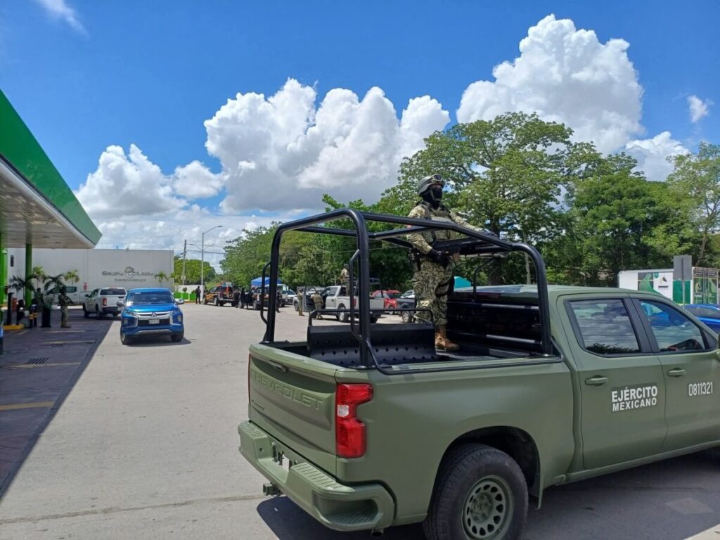La FGR, SSP y la Guardia Nacional clausuran gasolinera en Mérida