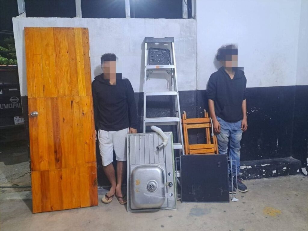 Detienen a un sujeto y un menor por robar en Tizimín