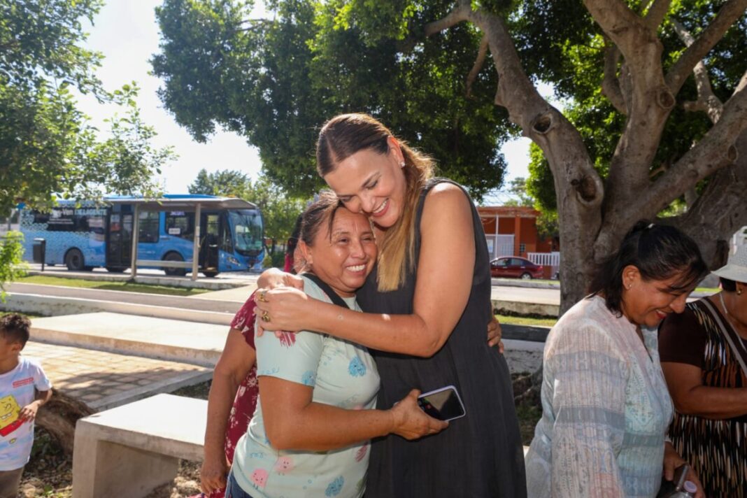 Cecilia Patrón entrega rehabilitación de área recreativa y cancha en la colonia María Luisa