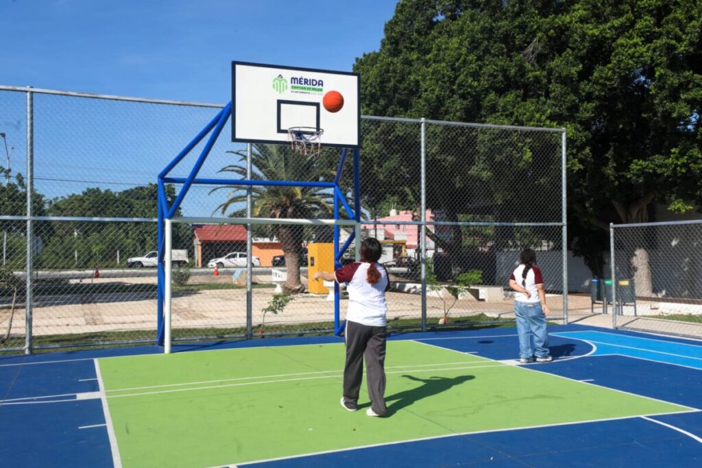 Cecilia Patrón entrega rehabilitación de área recreativa y cancha en la colonia María Luisa