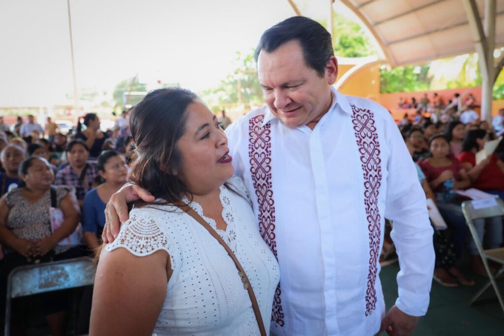 Joaquín díaz Mena y Wendy Méndez Naal / Gobierno de Yucatán entrega Tarjetas “Elvia Carrillo Puerto” llegan a Hunucmá y Maxcanú