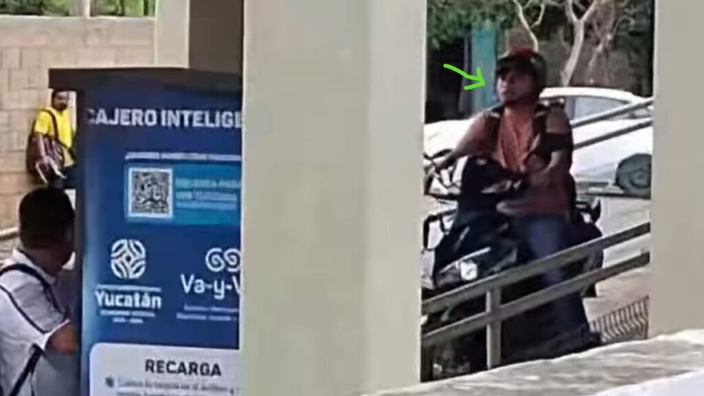 Motociclista multado tras manejar su moto en el paso peatonal del Periférico de Mérida