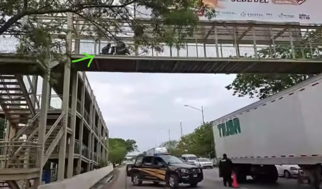 Motociclista multado tras manejar su moto en el paso peatonal del Periférico de Mérida