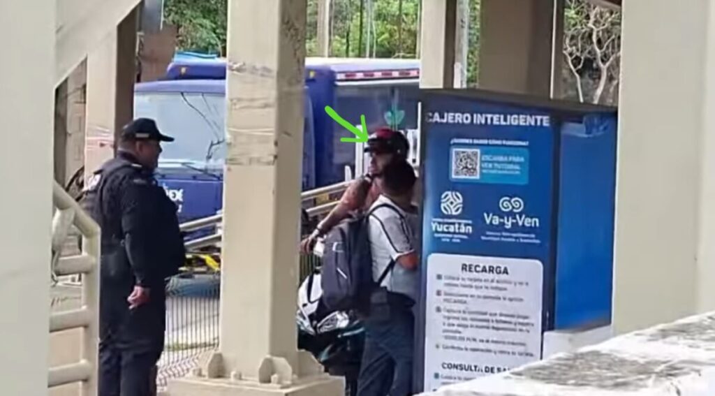 Motociclista multado tras manejar su moto en el paso peatonal del Periférico de Mérida