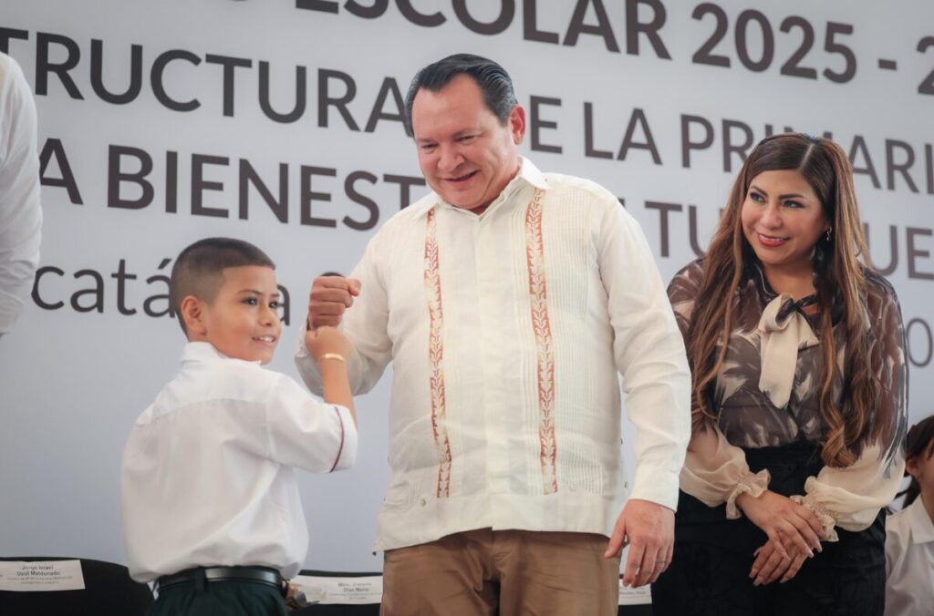 Joaquín Díaz Mena y su esposa la Mtra. Wendy Méndez Naal/ Gobierno renueva escuela con casi 100 años de historia en el municipio de Progreso