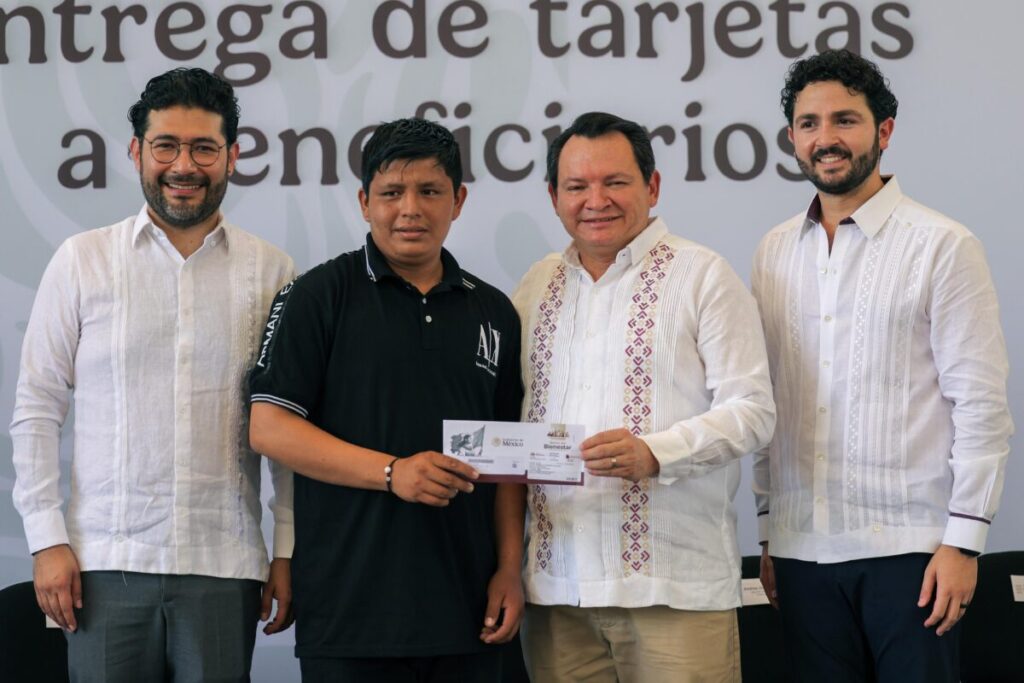 Joaquín Díaz Mena inicia la entrega de las tarjetas Jóvenes Construyendo el Futuro