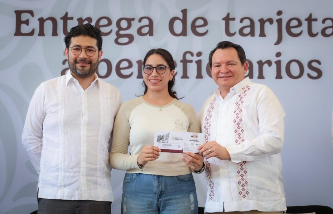 Joaquín Díaz Mena inicia la entrega de las tarjetas Jóvenes Construyendo el Futuro