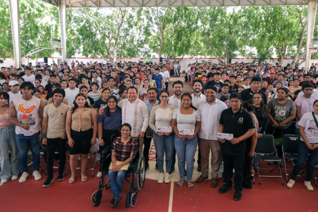 Joaquín Díaz Mena inicia la entrega de las tarjetas Jóvenes Construyendo el Futuro