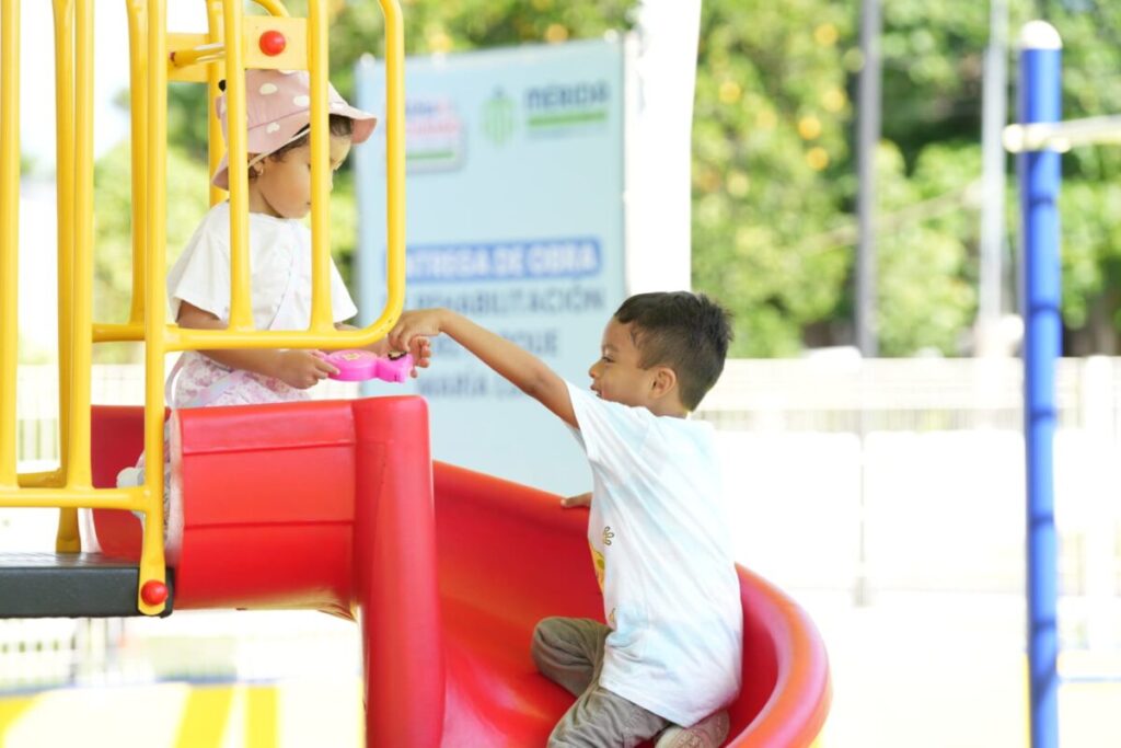 Cecilia Patrón entrega rehabilitación de área recreativa y cancha en la colonia María Luisa