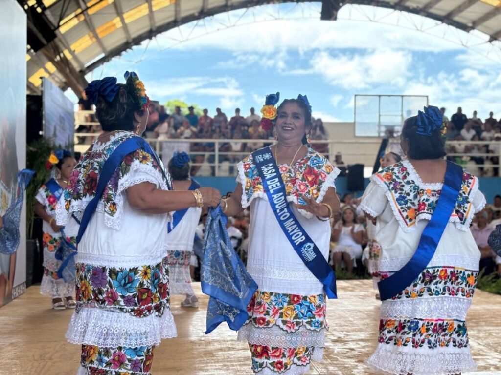 Raquel Balam Rocha de Bojórquez rinde su primer informe como titular del DIF Kanasín