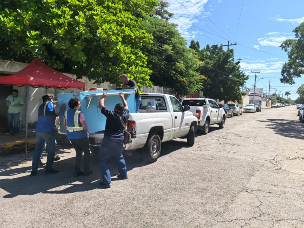 Ayuntamiento de Mérida retira puestos ambulantes