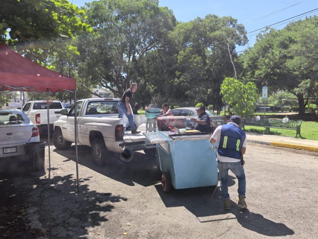 Ayuntamiento de Mérida retira puestos ambulantes