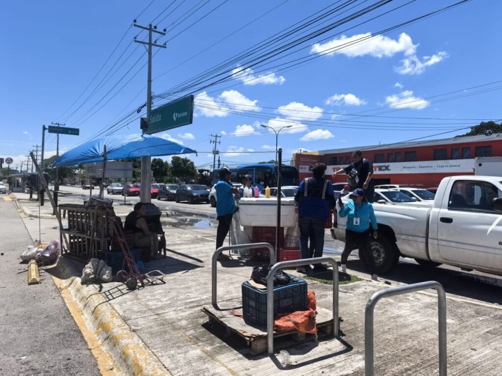 Ayuntamiento de Mérida retira puestos ambulantes