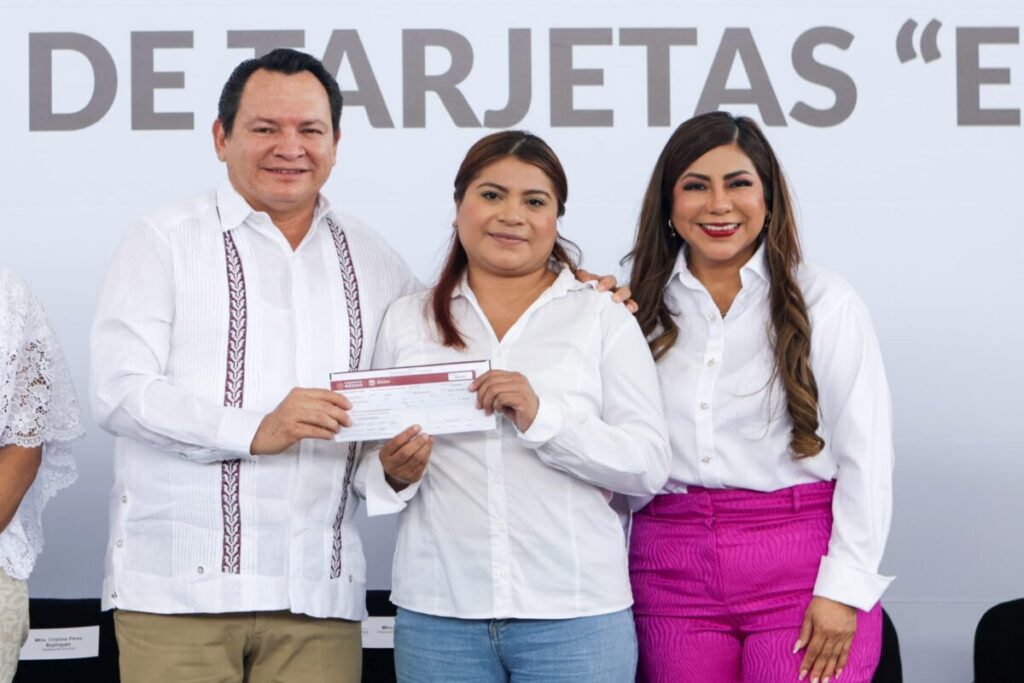 Joaquín díaz Mena y Wendy Méndez Naal / Gobierno de Yucatán entrega Tarjetas “Elvia Carrillo Puerto” llegan a Hunucmá y Maxcanú