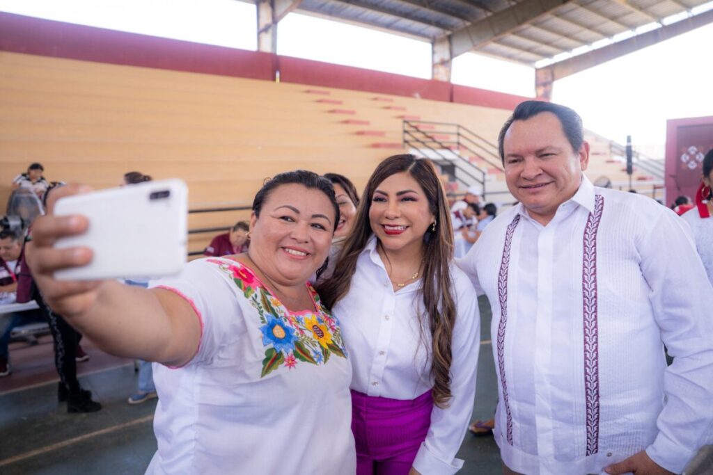 Joaquín díaz Mena y Wendy Méndez Naal / Gobierno de Yucatán entrega Tarjetas “Elvia Carrillo Puerto” llegan a Hunucmá y Maxcanú