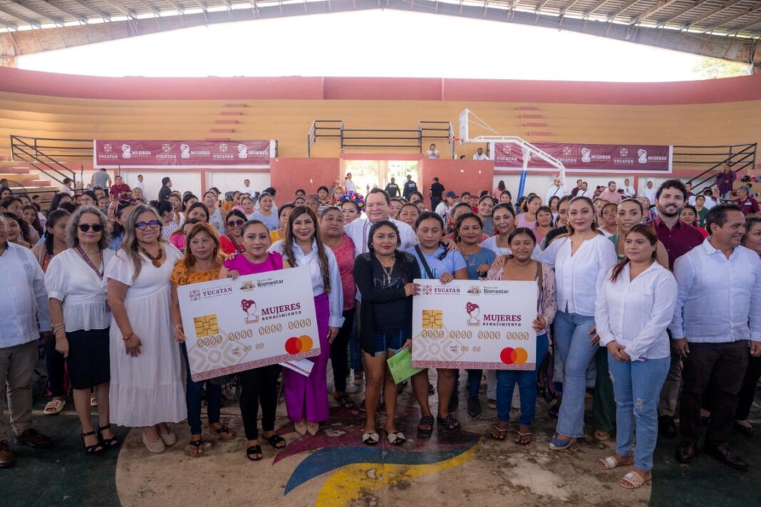 Joaquín díaz Mena y Wendy Méndez Naal / Gobierno de Yucatán entrega Tarjetas “Elvia Carrillo Puerto” llegan a Hunucmá y Maxcanú