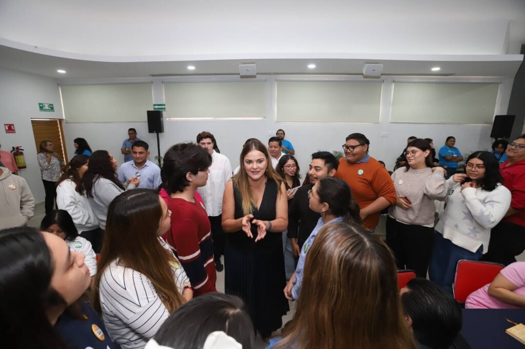 Jóvenes participando en Laboratorio de Innovación Social para prevención de adicciones en Mérida