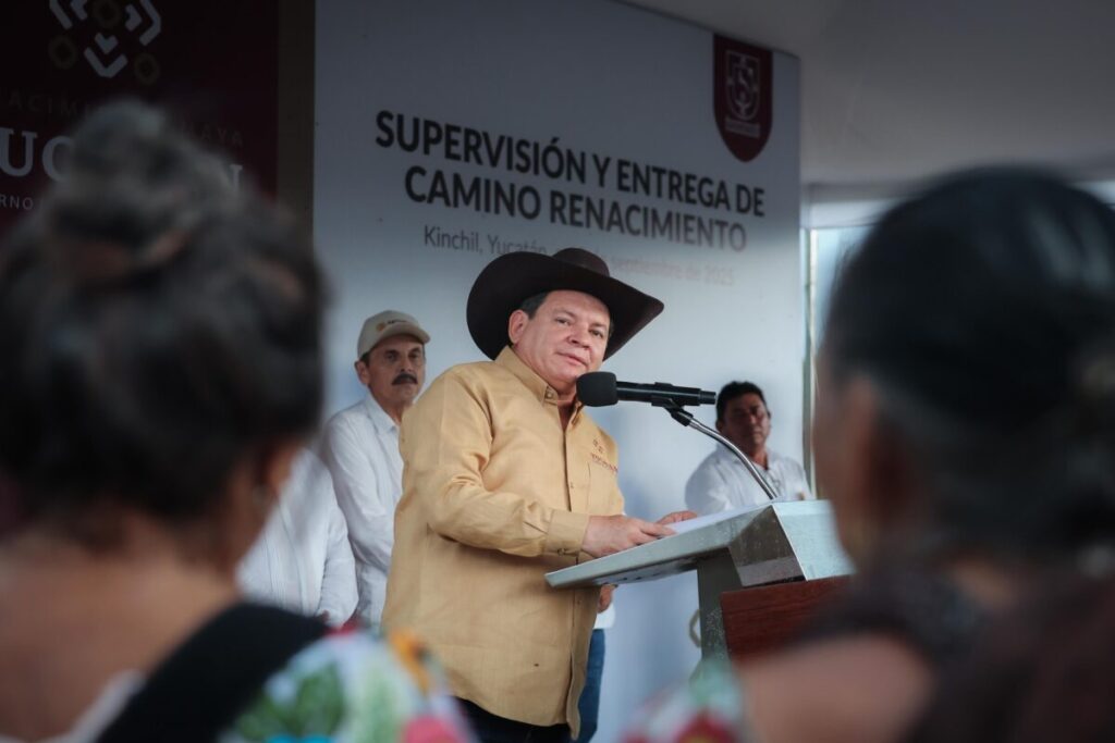 El Gobernador Joaquín Díaz Mena supervisa construcción de caminos sacacosechas en Kinchil