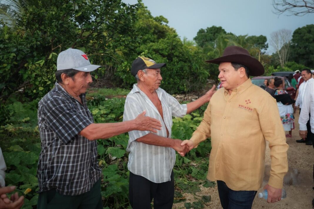 El Gobernador Joaquín Díaz Mena supervisa construcción de caminos sacacosechas en Kinchil