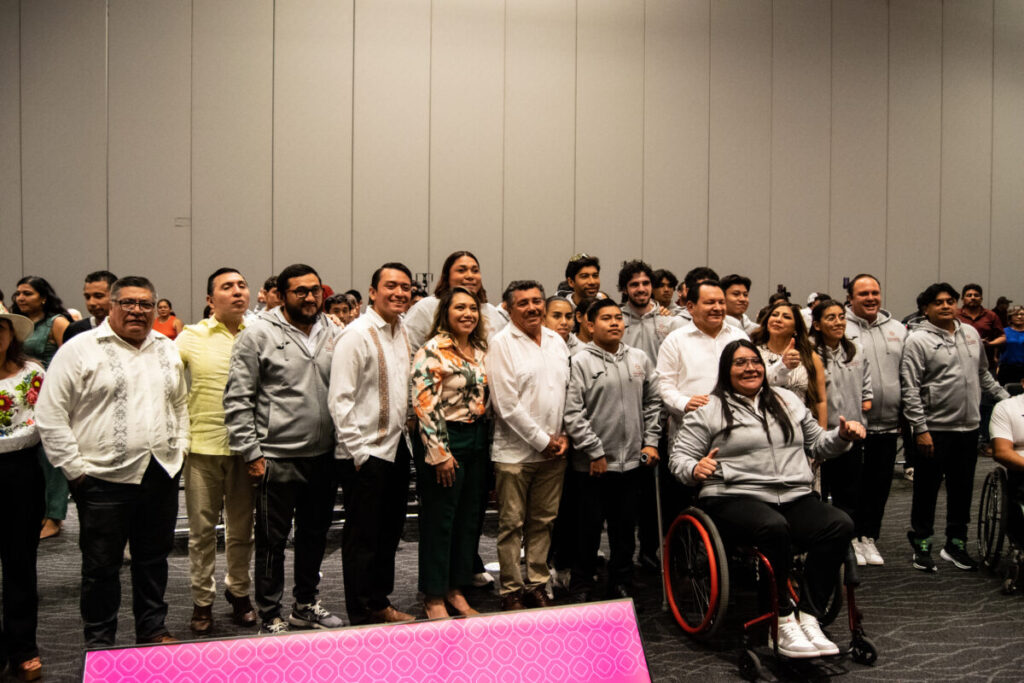 Joaquín Díaz Mena abandera a jóvenes paratletas yucatecos rumbo a la Paralimpiada de la Conade 2025