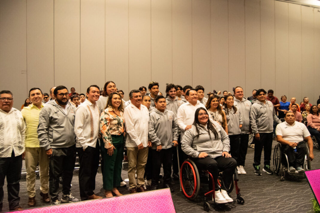 Joaquín Díaz Mena abandera a jóvenes paratletas yucatecos rumbo a la Paralimpiada de la Conade 2025