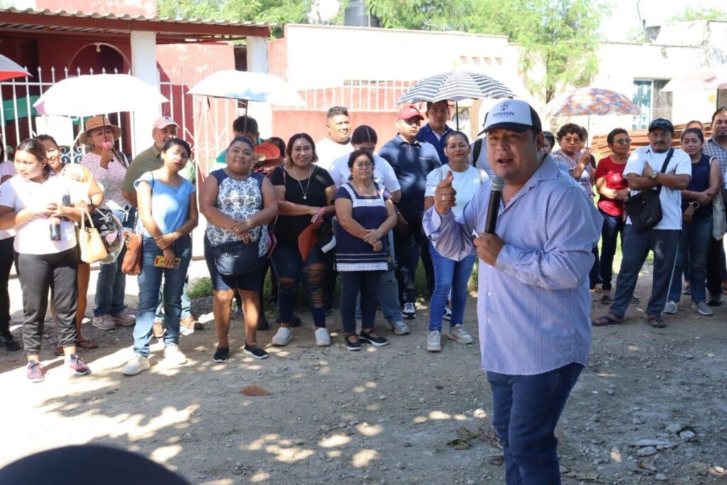 Edwin Bojórquez abandera inicia mejoramiento de las calles en Mulchechén y en San Camilo en Kanasín
