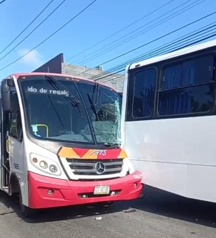 Choque de autobuses en Umán deja a varios lesionados