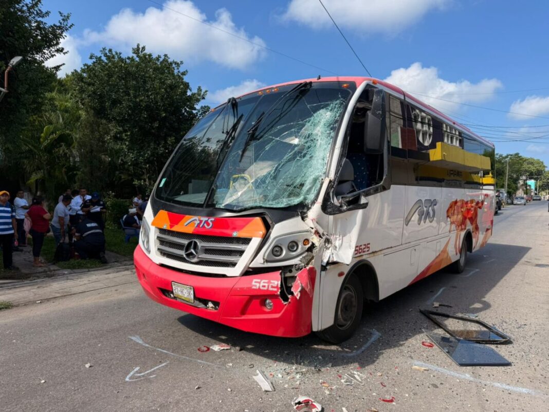 Choque de autobuses en Umán deja a varios lesionados