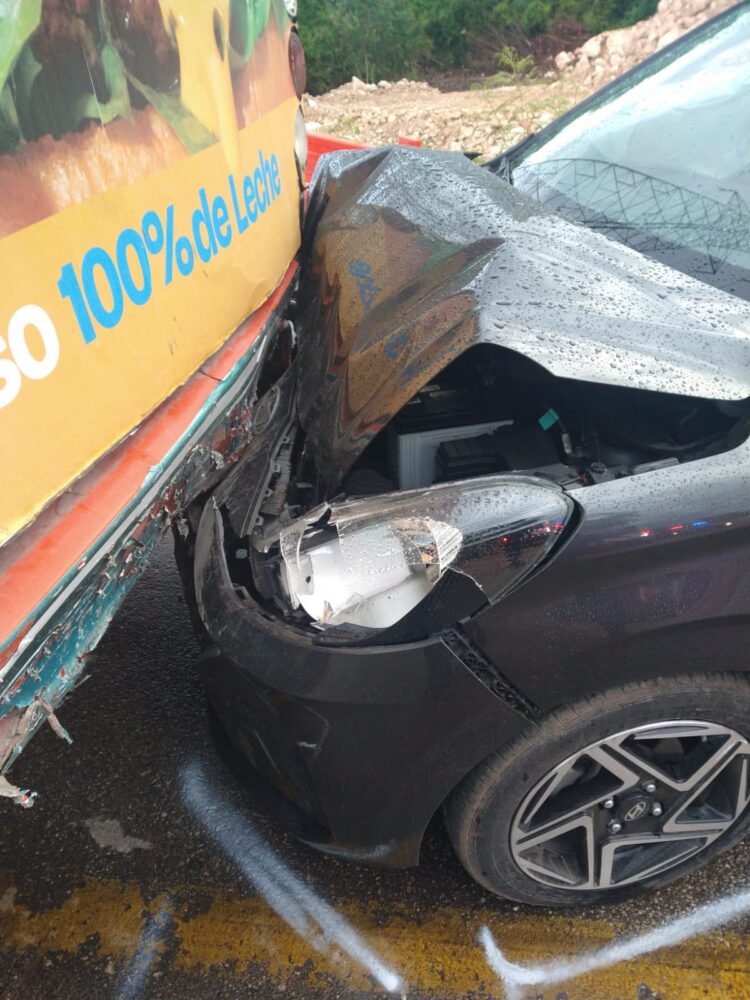 Accidente entre un camión de transporte público y un auto en carretera Ticimul–Tanil, Umán