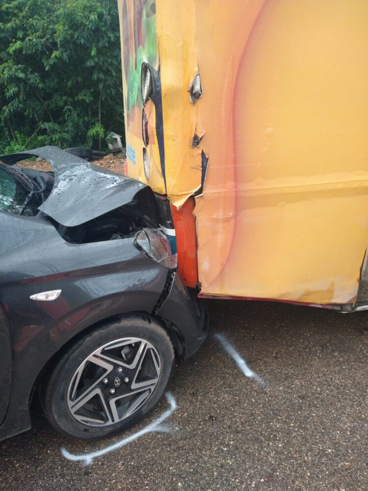 Accidente entre un camión de transporte público y un auto en carretera Ticimul–Tanil, Umán