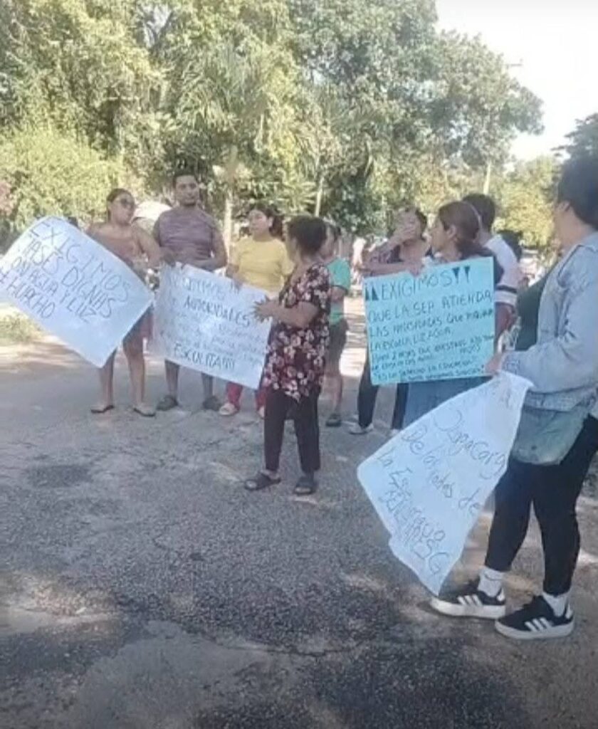 Madres protestan tras no tener luz, agua y más en una escuela de Canicab, Acanceh