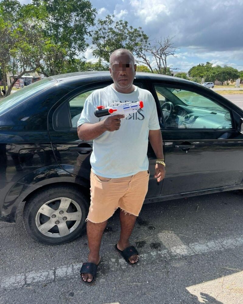 Detienen a cubano que mojaba a las personas en el Periférico de Mérida