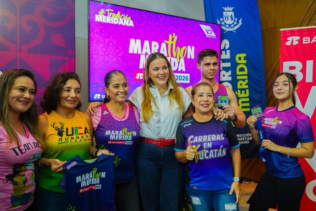 La alcaldesa Cecilia Patrón Laviada presenta la playera, medalla y ruta del Marat’hon Mérida-Banorte 2026