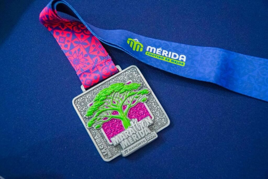La alcaldesa Cecilia Patrón Laviada presenta la playera, medalla y ruta del Marat’hon Mérida-Banorte 2026