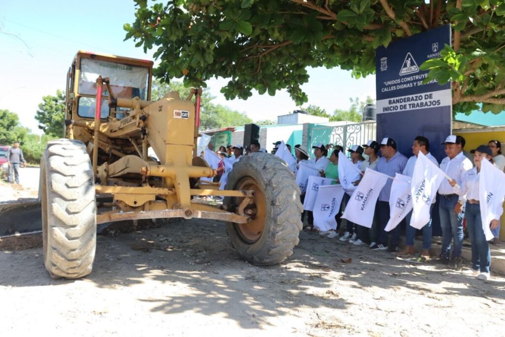 Edwin Bojórquez abandera inicia mejoramiento de las calles en Mulchechén y en San Camilo en Kanasín
