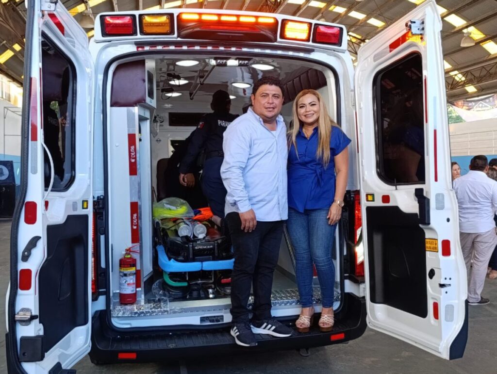 El alcalde Edwin Bojórquez Ramírez entrega ambulancia a comisarías de Kanasín