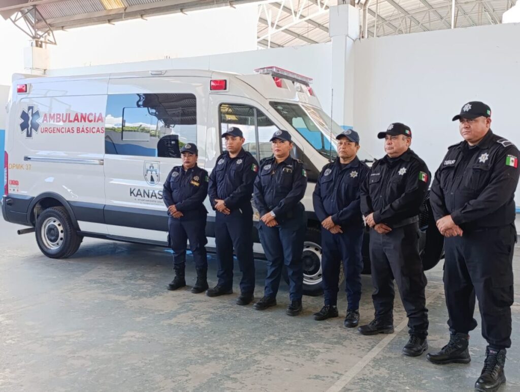 El alcalde Edwin Bojórquez Ramírez entrega ambulancia a comisarías de Kanasín