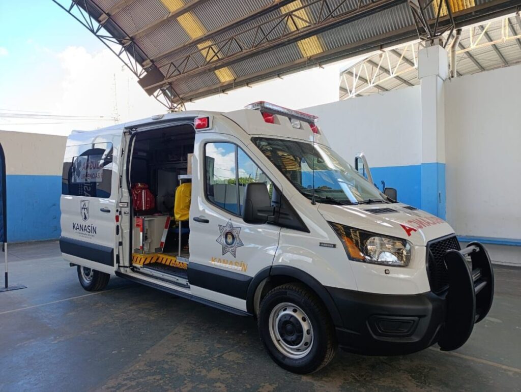 El alcalde Edwin Bojórquez Ramírez entrega ambulancia a comisarías de Kanasín