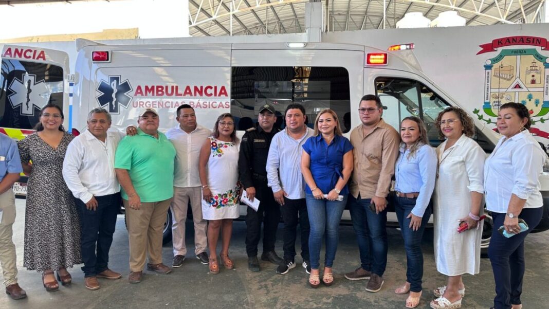 El alcalde Edwin Bojórquez Ramírez entrega ambulancia a comisarías de Kanasín