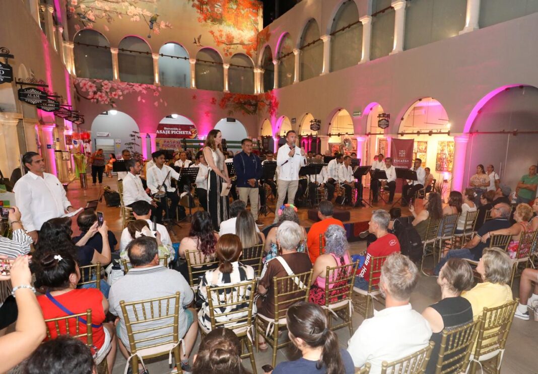 El Pasaje Picheta de Mérida vive una noche única con tradición y música