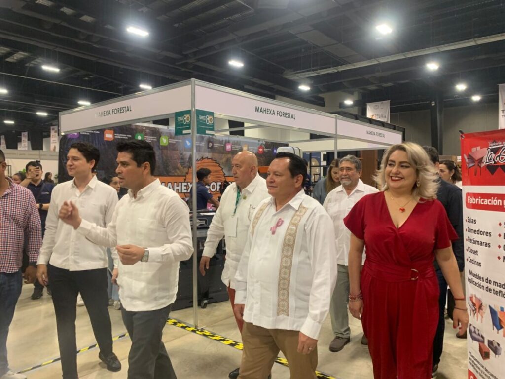 El gobernador Joaquín Díaz Mena inaugura la Convención Nacional de la Canainma y la Expo Decosureste 2025