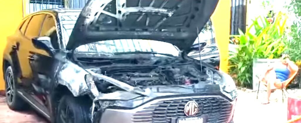 incendian vehiculo mg en mérida durante la madrugada; investigan si fue intencional