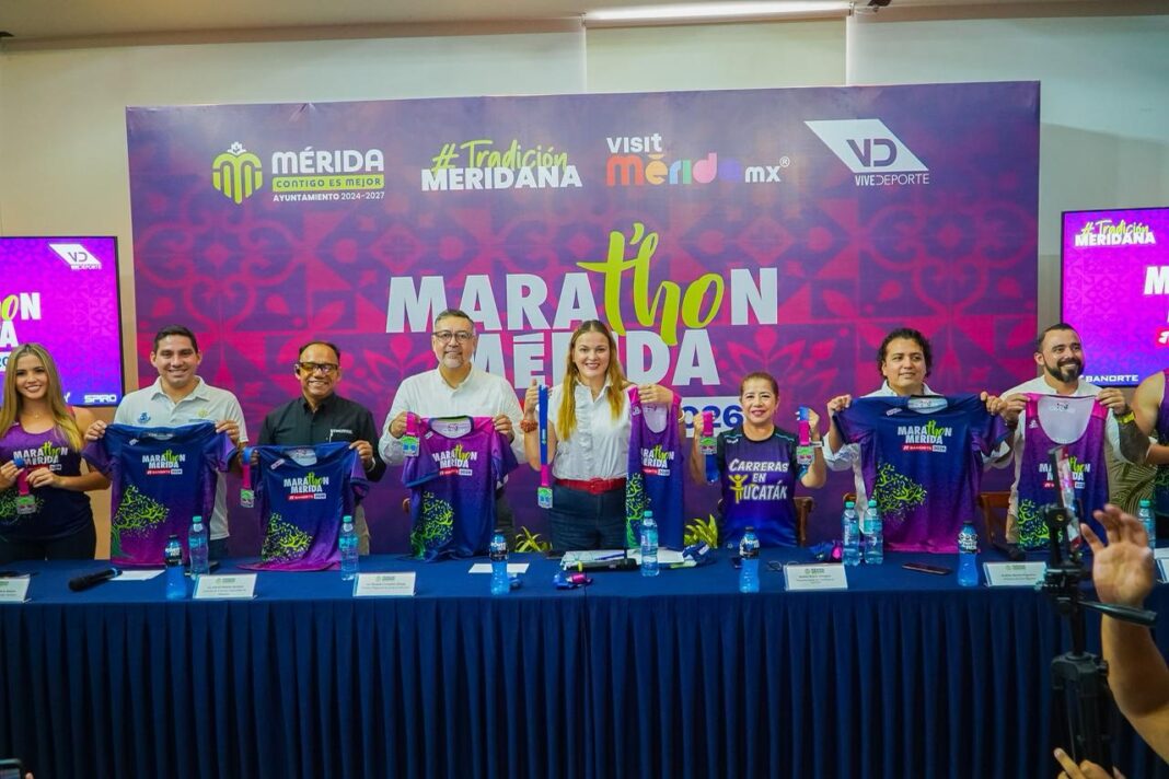 La alcaldesa Cecilia Patrón Laviada presenta la playera, medalla y ruta del Marat’hon Mérida-Banorte 2026
