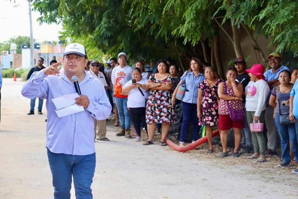 Edwin Bojórquez abandera inicia mejoramiento de las calles en Mulchechén y en San Camilo en Kanasín