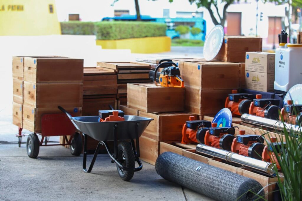 Cecilia Patrón Laviada entrega apoyos en equipo para productores y artesanos de Mérida