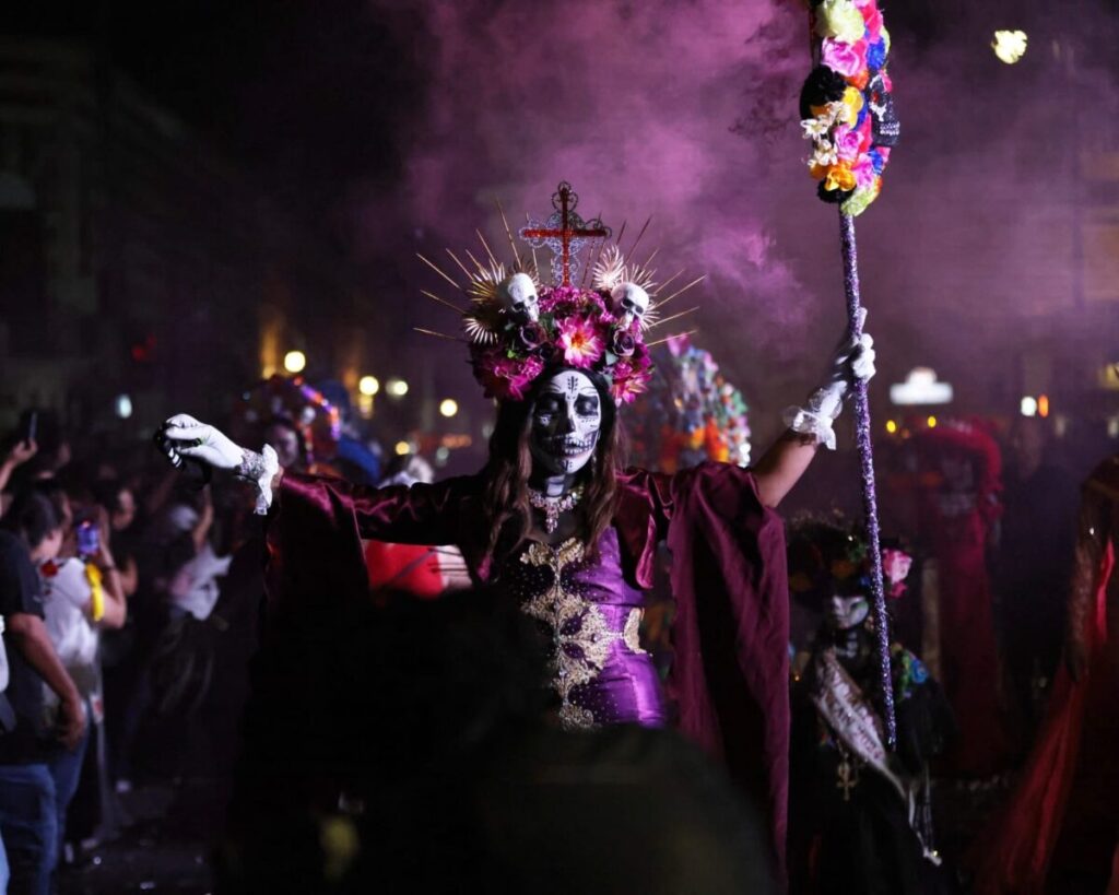 La alcaldesa Cecilia Patrón convierte el Desfile de Catrinas 2025 como una tradición multicultural en Mérida